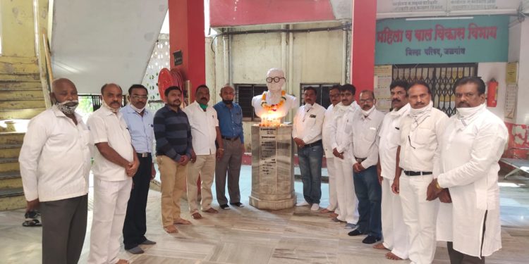 महाराष्ट्र राज्य कास्ट्राईब कर्मचारी कल्याण महासंघच्या वतिने जिल्हा परिषदेत भारतरत्न महामानव डॉ. बाबासाहेब आंबेडकर यांना अभिवादन