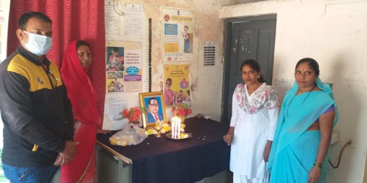 वडाळा आरोग्य उपकेंद्र येथे महामानव डॉ, बाबासाहेब आंबेडकर यांना विनम्र अभिवादन