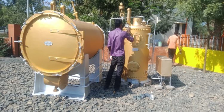 जळगाव शासकीय वैद्यकीय महाविद्यालयाची शान वाढवीत आहे ऐतिहासिक बॉयलर मशीन !