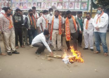 वरणगाव येथील बसस्थानक चौकात केंद्र सरकारच्या महागाई वाढी विरोधात भुसावळ तालुका शिवसेनेतर्फे निदर्शने