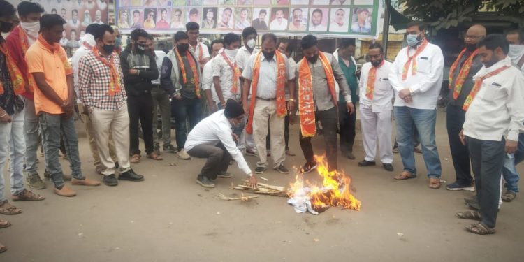 वरणगाव येथील बसस्थानक चौकात केंद्र सरकारच्या महागाई वाढी विरोधात भुसावळ तालुका शिवसेनेतर्फे निदर्शने