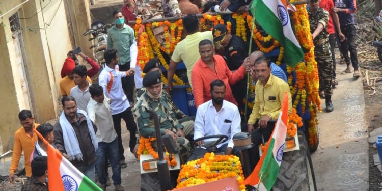 ‘ अमर रहे’ च्या जयघोषात सीमा सुरक्षा दलाच्या जवान अमित पाटील यांच्यावर शासकीय इतमामात अंत्यसंस्कार