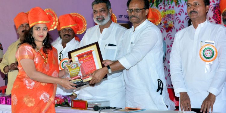 श्रीमती.वैशाली बापुराव चव्हाण यांना राज्य स्तरीय कर्तृत्ववान महीला नारीरत्न पुरस्काराने गौरव