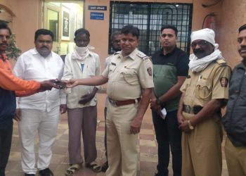 पाचोऱ्यात पेपर विक्रेताचा प्रामाणिकपणा :खाकीसह राजकीय नेत्यांनी केले कौतुक