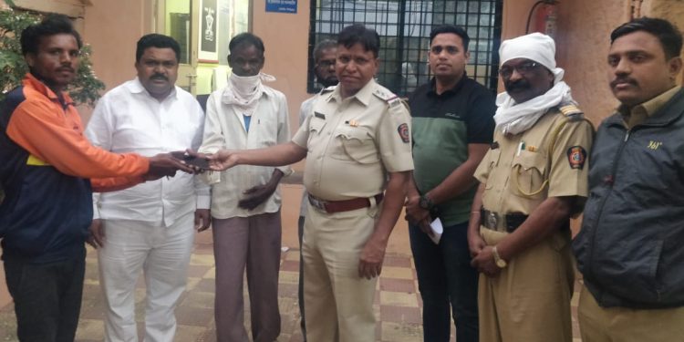 पाचोऱ्यात पेपर विक्रेताचा प्रामाणिकपणा :खाकीसह राजकीय नेत्यांनी केले कौतुक