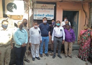 भारत बंदला समर्थन देत मागासवर्गीय वीज कर्मचारी संघटनेच्या पदाधिकाऱ्यांनी काळ्या फिती लावून केले काम !