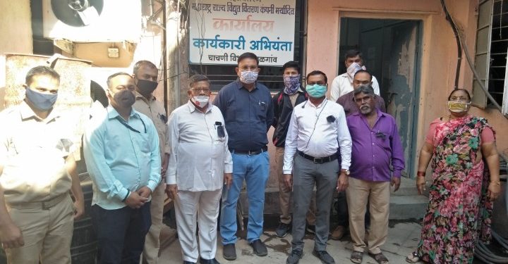 भारत बंदला समर्थन देत मागासवर्गीय वीज कर्मचारी संघटनेच्या पदाधिकाऱ्यांनी काळ्या फिती लावून केले काम !