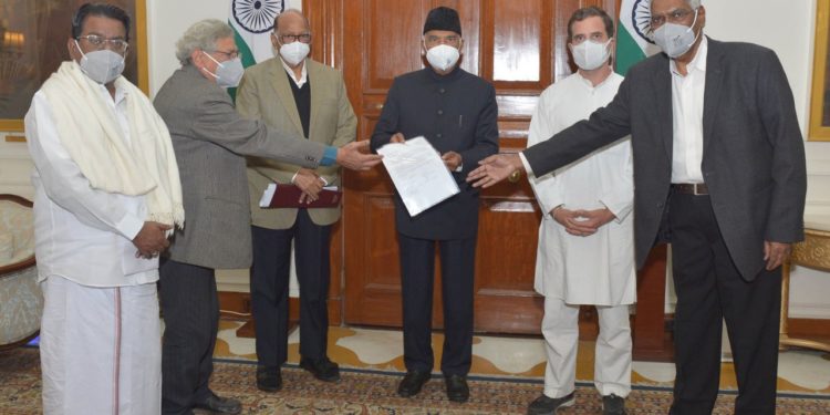 नव्या कृषी कायद्याबाबत राष्ट्रपतींना भेटले शरद पवार