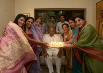 कुटुंबियांसमवेत शरद पवार यांचा मुंबईत वाढदिवस साजरा