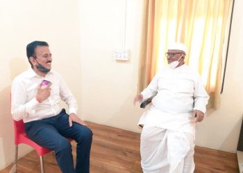 राळेगणसिद्धी येथे गिरीश महाजनांनी घेतली अण्णा हजारेंची भेट