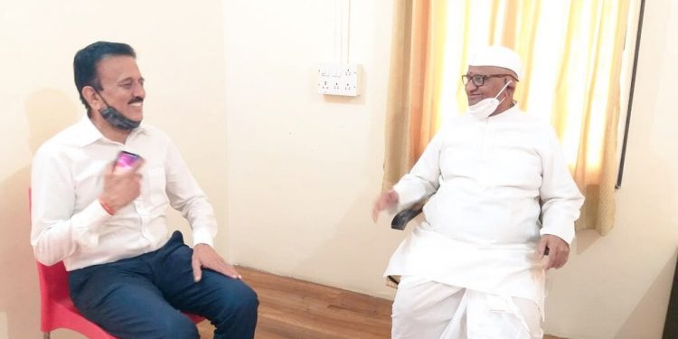 राळेगणसिद्धी येथे गिरीश महाजनांनी घेतली अण्णा हजारेंची भेट