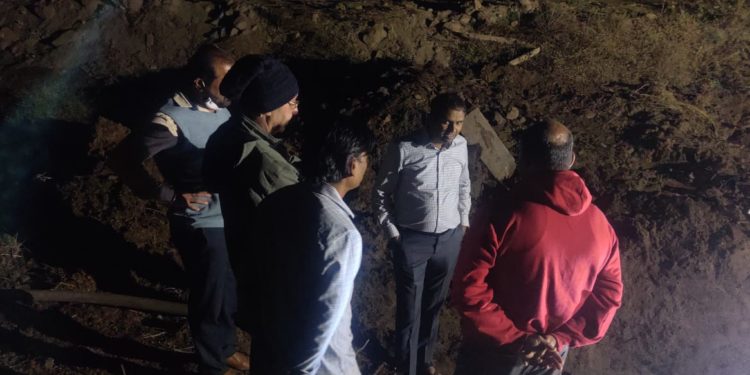 नगरपालिका पाईपलाईन दुरुस्ती कामाला आमदार मंगेश चव्हाण यांची मध्यरात्री भेट
