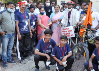 दृष्टीहीन अजय लालवाणी यांनी १२ दिवसात दादर-गोंदिया 2010 किमी सायकल ने प्रवास करून केला विक्रम