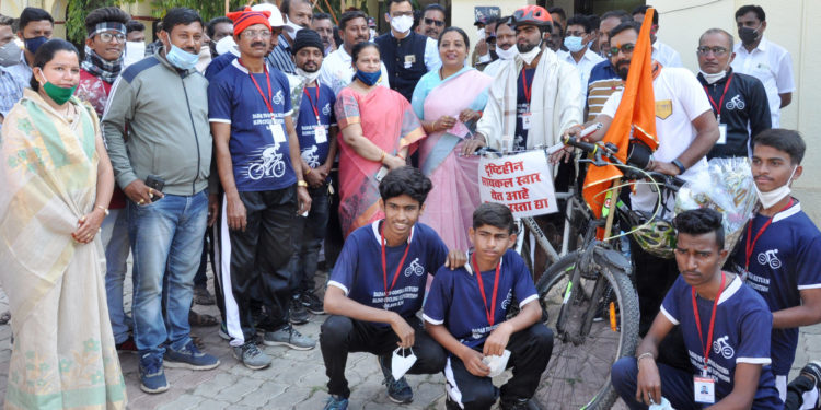 दृष्टीहीन अजय लालवाणी यांनी १२ दिवसात दादर-गोंदिया 2010 किमी सायकल ने प्रवास करून केला विक्रम