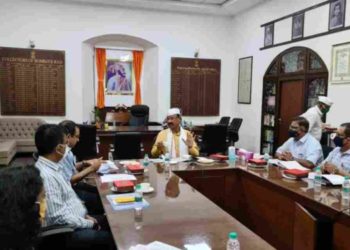 मुंबईतील वर्ग २ च्या जमिनी वर्ग १ च्या करण्यासाठी चर्चा