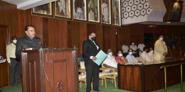 विधानपरिषदेच्या ५ नवनिर्वाचित सदस्यांचा शपथविधी विधानभवनात पडला पार