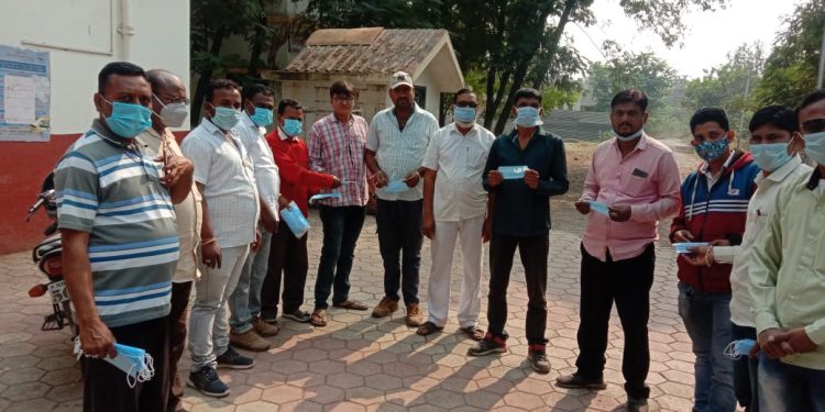 वसंतराव मुंडे यांच्या वाढदिवसा निमित्त रावेर पत्रकार संघाच्या वतीने मोफत मास्क वाटप