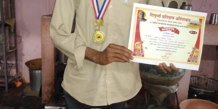 कळसुबाई शिखर सर करून दिव्यांनी साजरे केले नवीन वर्ष