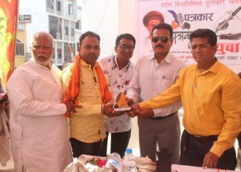 पत्रकार दिनी कमलाकर माळी यांचा औरंगाबाद मध्ये सन्मानचिन्ह देऊन गौरव