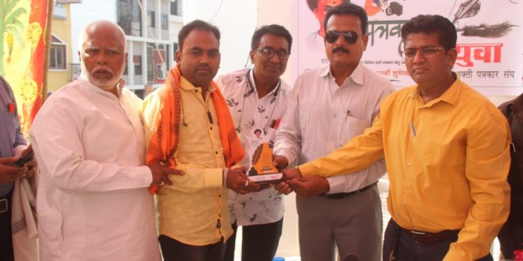 पत्रकार दिनी कमलाकर माळी यांचा औरंगाबाद मध्ये सन्मानचिन्ह देऊन गौरव