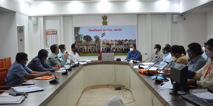 जळगाव जिल्ह्यात बर्ड फ्लूचा शिरकाव होवू नये याकरीता यंत्रणानी दक्ष रहावे – जिल्हाधिकारी अभिजीत राऊत