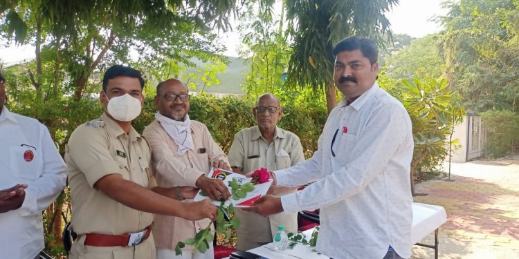 माजी सैनिंकासह पत्रकारांना कोरोना योध्दा म्हणून केले सन्मानित