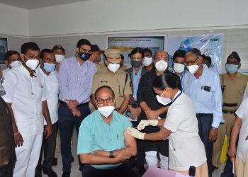 पालकमंत्री गुलाबराव पाटील यांच्या उपस्थितीत कोरोना लसीकरणाचा शुभारंभ
