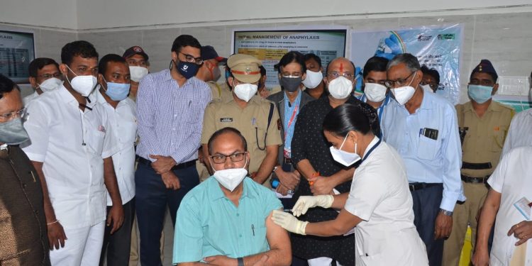पालकमंत्री गुलाबराव पाटील यांच्या उपस्थितीत कोरोना लसीकरणाचा शुभारंभ