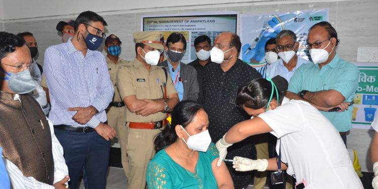 जळगाव जिल्ह्यात कोरोना लसीकरणाची मोहिम यशस्वीरित्या पार पडली