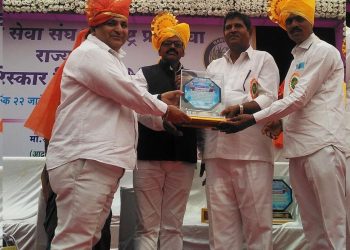 हस्तरेखा तज्ञ डॉ. जितेंद्र बापुराव चव्हाण (पिलखोड )यांना मानाचा सरपंच सेवा संघ महाराष्ट्र राज्य कडुन  दिला जाणारा अध्यात्मिक गुरू पुरस्कार प्रदान