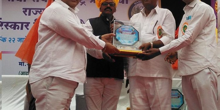 हस्तरेखा तज्ञ डॉ. जितेंद्र बापुराव चव्हाण (पिलखोड )यांना मानाचा सरपंच सेवा संघ महाराष्ट्र राज्य कडुन  दिला जाणारा अध्यात्मिक गुरू पुरस्कार प्रदान