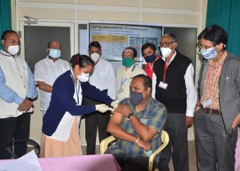आरोग्य कर्मचारी मिलींद काळे यांनी घेतली कोरोनाची पहिली लस !