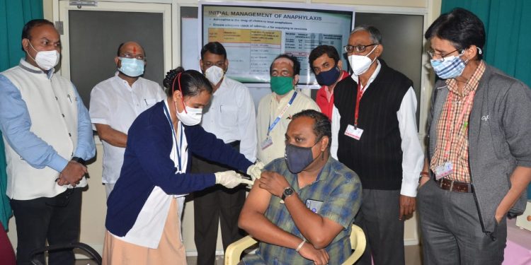 आरोग्य कर्मचारी मिलींद काळे यांनी घेतली कोरोनाची पहिली लस !