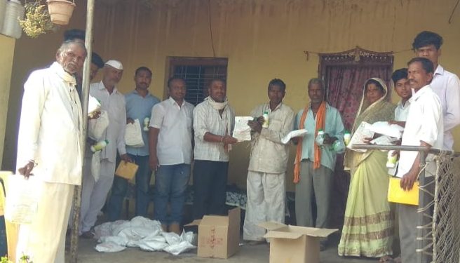 कृषी विभागाकडून सांगवी येथे विविध कृषी साहित्याचे भिल्ल समाजातील शेतकरी बांधवांस वाटप