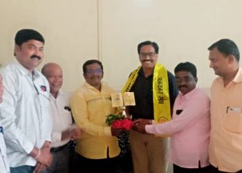 जिजाबराव वाघ उत्कृष्ट पत्रकार पुरस्काराने सन्मानित
