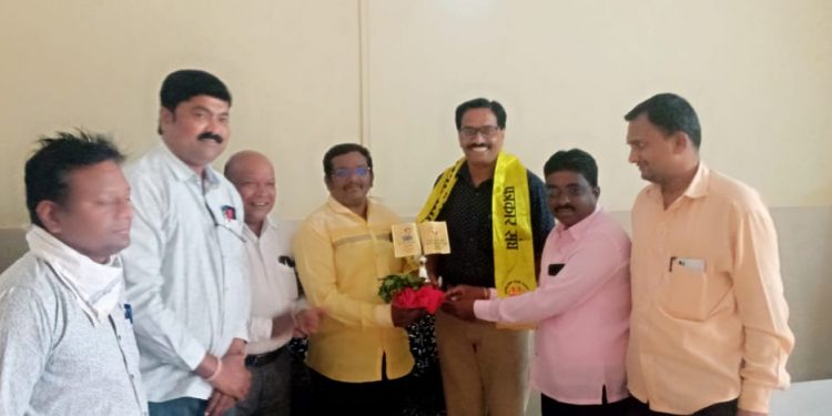 जिजाबराव वाघ उत्कृष्ट पत्रकार पुरस्काराने सन्मानित