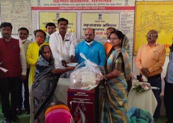 आत्महत्याग्रस्त शेतकऱ्यांच्या  कुटूंबियांना पालकमंत्री ना. गुलाबराव पाटील यांच्या हस्ते धनादेश व साहित्याचे वाटप