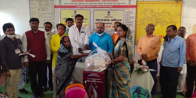 आत्महत्याग्रस्त शेतकऱ्यांच्या  कुटूंबियांना पालकमंत्री ना. गुलाबराव पाटील यांच्या हस्ते धनादेश व साहित्याचे वाटप