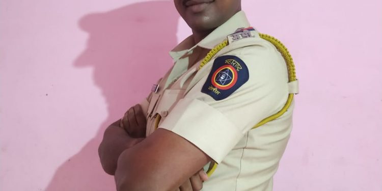 शेतमजुरी करणार्‍या आईबापाचा मुलगा व चहा विकणारा झाला मुंबईचा फौजदार