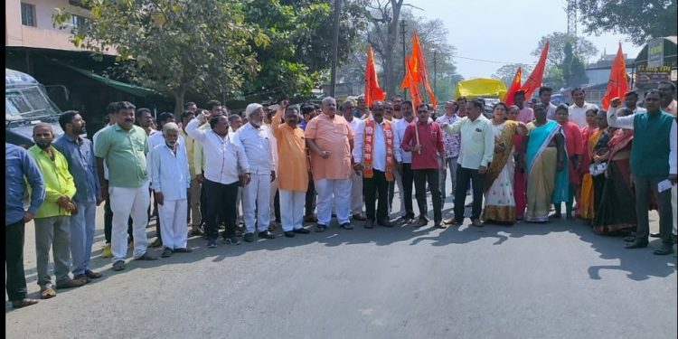 पेट्रोल डिझेल गॅस दरवाढीच्या विरोधात चाळीसगाव शिवसेनेतर्फे निदर्शने