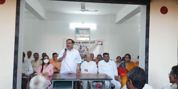 खडसेंच्या उपस्थित ‘राष्ट्रवादी परिवार संवाद यात्रे’च्या नियोजन संदर्भात मुक्ताईनगरात झाली बैठक