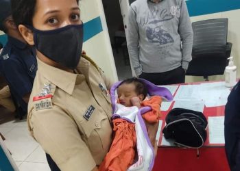 खाकीतील ममत्व….सपोनि मधुरा कोराणे यांनी कचऱ्यात फेकून दिलेल्या बाळाला दिले जीवनदान
