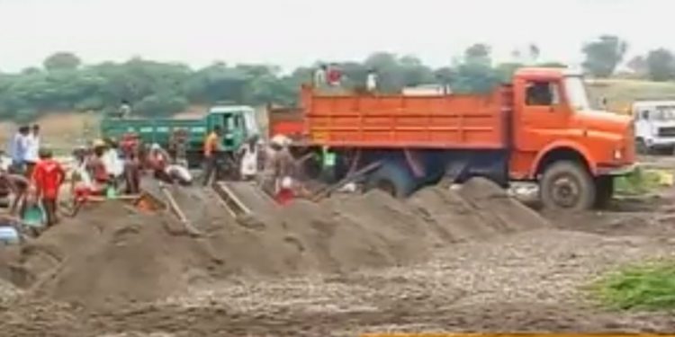 पाचोरा – भडगाव हद्दीतील गिरणाईला ओरबडत रोजच अवैध वाळू उपसा