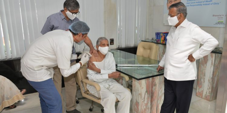 कांताई नेत्रालयात कोरोना व्हॅक्सीनेशन सेंटर आरंभ; लसीकरणास उत्तम प्रतिसाद