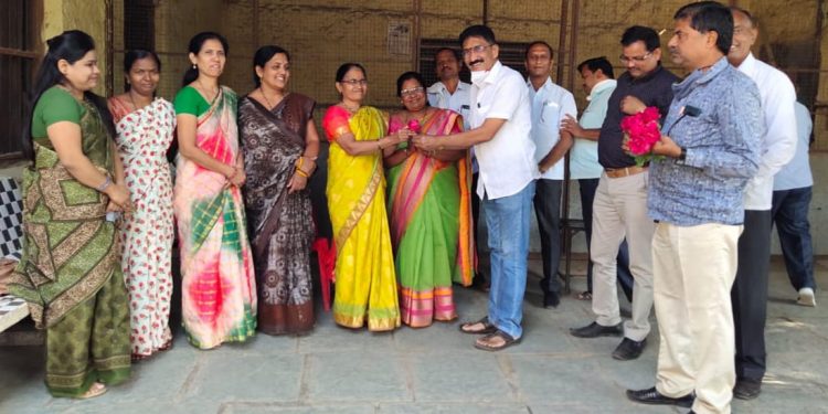 मिठाबाई कन्या शाळेत महिला शिक्षकांचा सन्मान