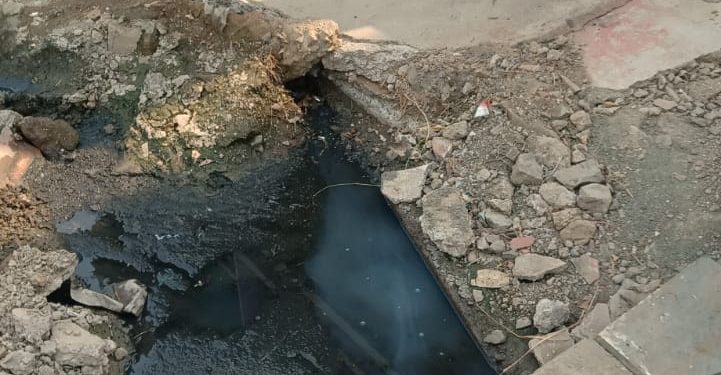 महापालिकेच्या उदासिनेतेमुळे हर्षवर्धन कॉलनीत रस्त्यात गटारी