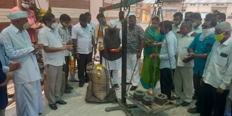 यावल येथे आजपासुन नाफेडच्या माध्यमातुन शेतकऱ्यांच्या हमीभाव हरभरा खरेदीचे आमदार चौधरी यांच्या हस्ते शुभारंभ