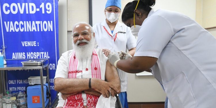 पंतप्रधान नरेंद्र मोदींनी कोरोना लस टोचून घेतली