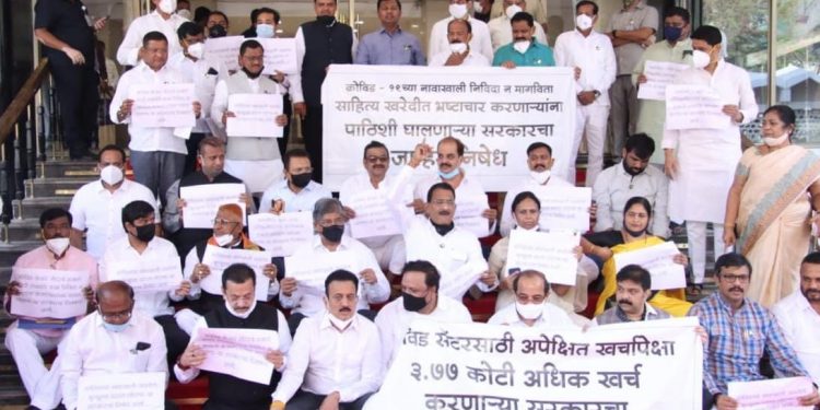 विधानभवनाच्या पायऱ्यांवर भाजपाचे आंदोलन