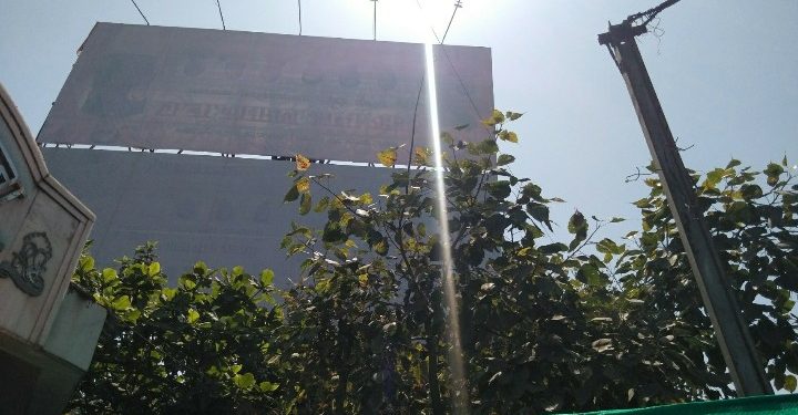 अखेर बसस्थानक वरील ‘ते ‘ फ्लेक्स / होर्डिंग्ज काढले